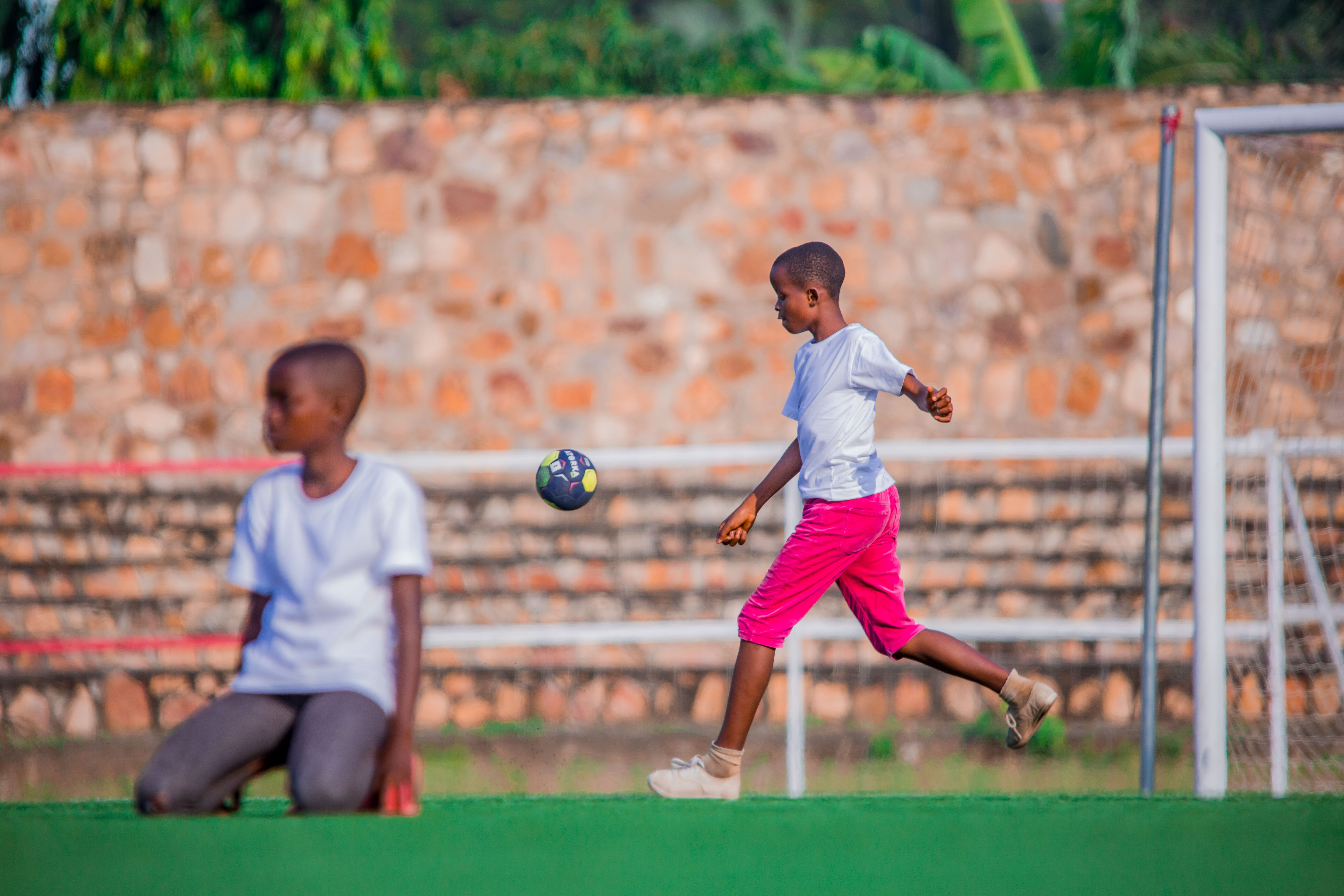 Fille jouant avec un ballon de foot