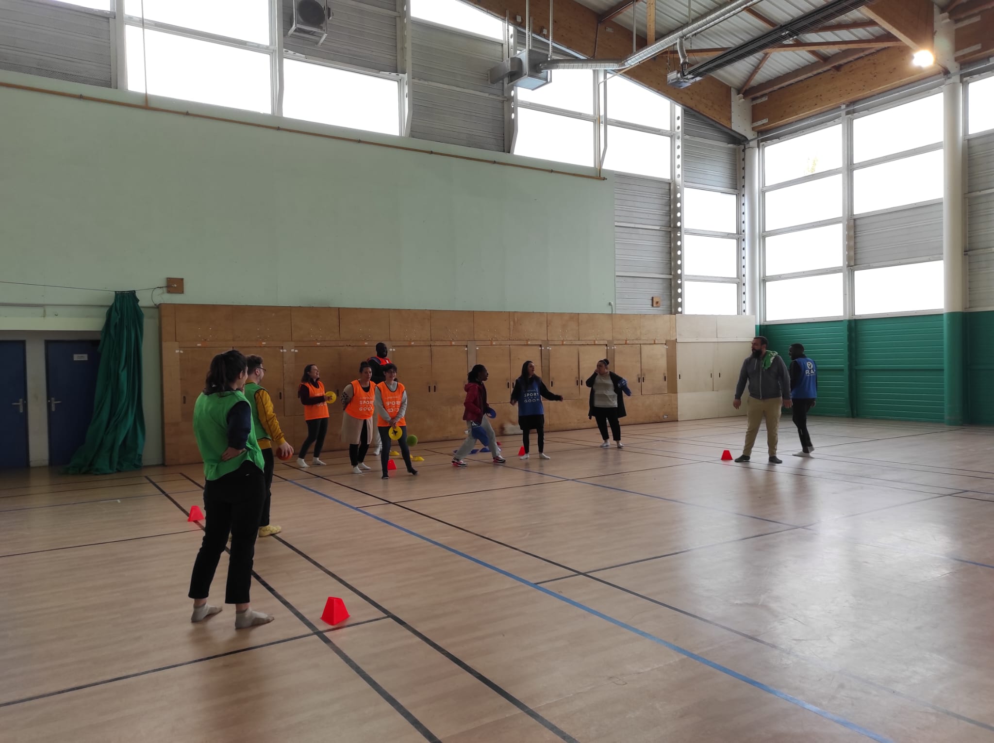 groupe d'élèves dans un gymnase