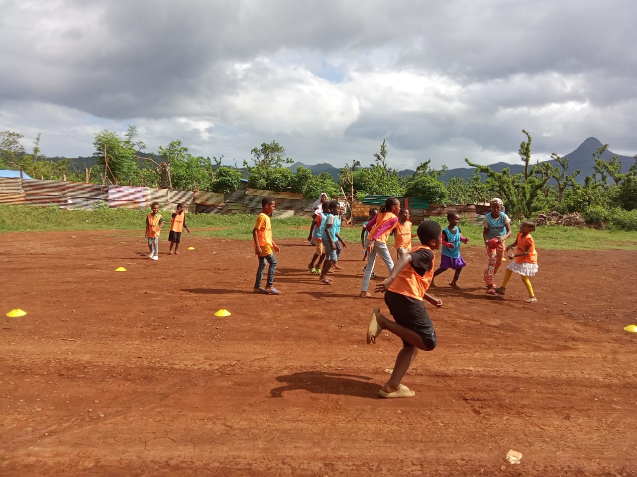 enfants participants à une activité physique en groupe