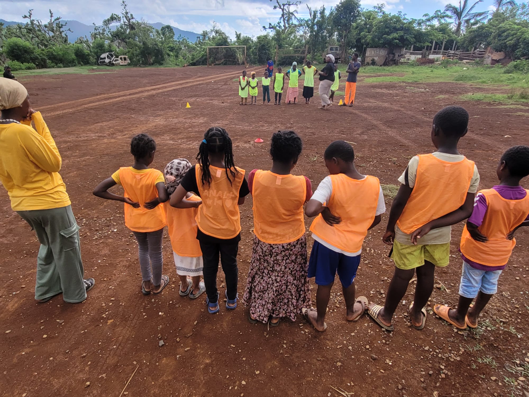 enfants sur un terrain de sport