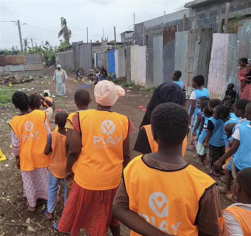 enfants avec des chasubles PLAY International