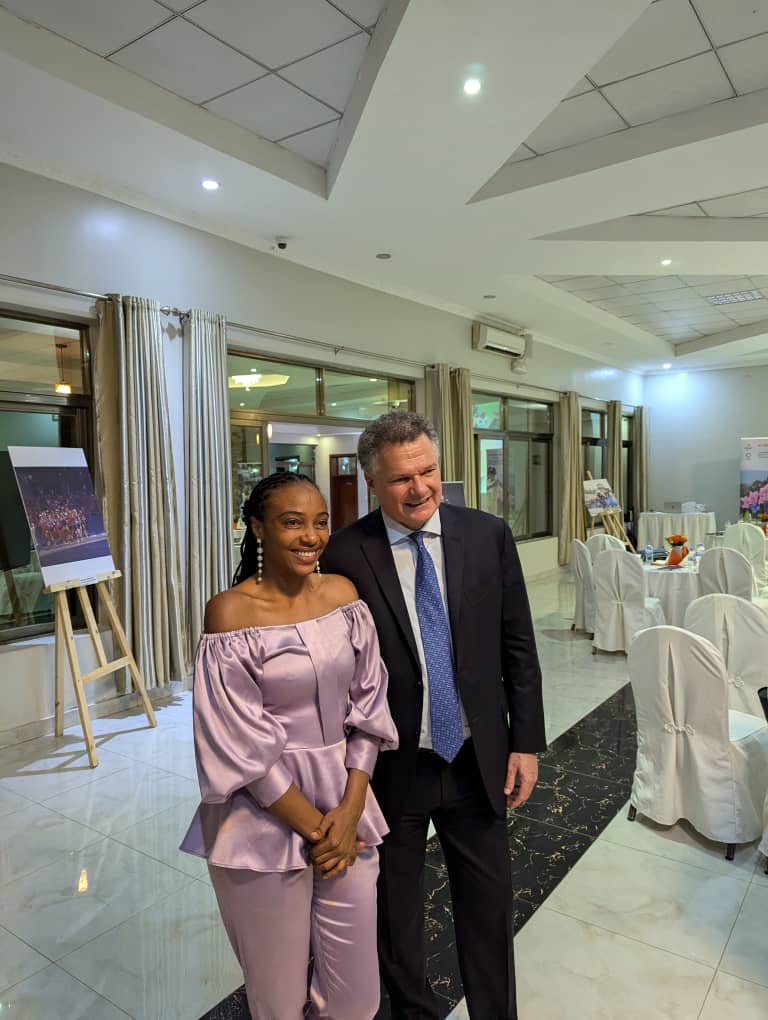 Mr l'ambassadeur de France Antoine ANFRé avec Salima Mukansanga